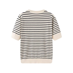 Détail de l'arrière d'un pull en maille rayé beige et noir avec un col rond classique