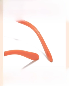 Détail de lunettes de soleil pliantes pour enfants avec branches incurvées antidérapantes