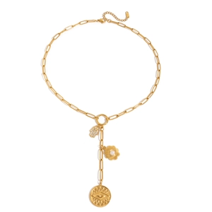 Detail van de 18K vergulde Y-ketting met Hamsa-hand en boze oog hangers op wit