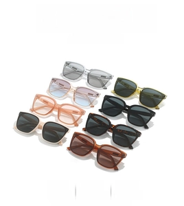 Collezione dettagliata di occhiali da sole squadrati vintage in otto colori di tendenza
