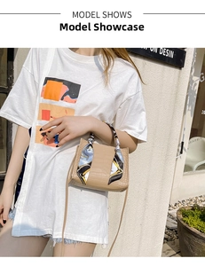 Mini sac carré kaki avec motif crocodile et anse décorée d'un foulard en soie