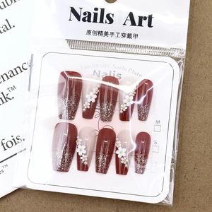Kit d'ongles faits main bordeaux et crème avec décorations florales 3D et paillettes fines