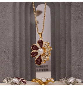 Dettaglio della collana con ciondolo a fiore, inserto in perla e finiture in smalto