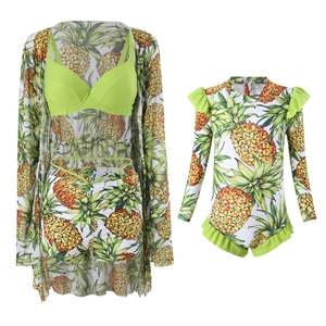 Flachbild-Detail von Bikini-Set mit Ananas-Print, Überwurf und passendem Mädchen-Badeanzug
