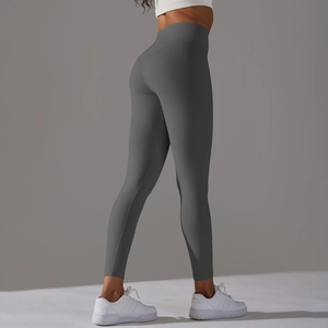 Legging de yoga gris foncé à taille haute montrant l'effet galbant sans couture de dos
