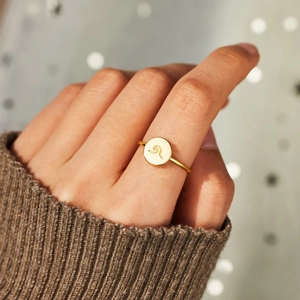 Anello a onda in argento sterling S925 dorato da donna in uno stile minimalista