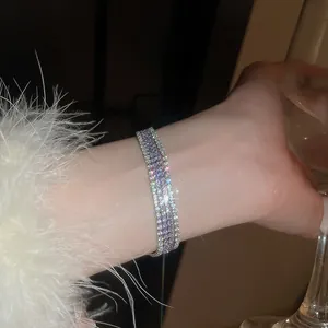 Elegantes Silberarmband mit drei Reihen lila und weißen Zirkonia am Handgelenk