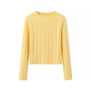 Gros plan d'un pull en maille côtelée jaune avec col et poignets à bords festonnés