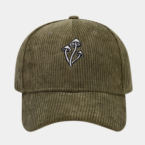 Dettaglio del cappello da baseball in velluto verde oliva con ricamo a fungo bianco