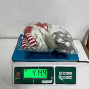 Detailed scale view showing a 414.4g weight for the Christmas gnome plush ornaments