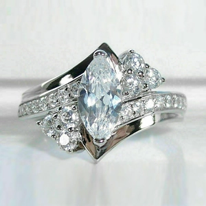 Elegante anillo de circonita marquesa con banda en curva S y piedras laterales plateadas