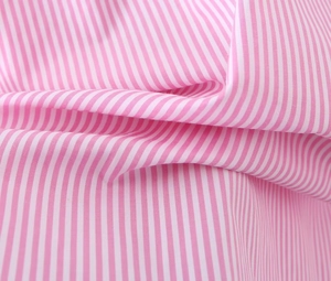 Vista macro dettagliata della trama del tessuto di cotone a righe rosa e bianche