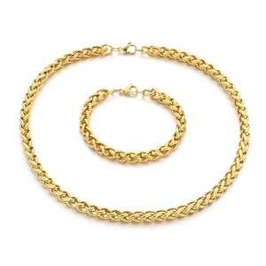 Set collana e bracciale in acciaio inossidabile dorato a maglia su sfondo bianco