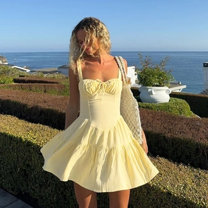 Robe d'été courte jaune pâle avec taille nouée et détail froncé au bord de la mer