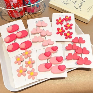 Set de pinzas para el pelo rosas y rojas para niñas con diseños de corazones y flores