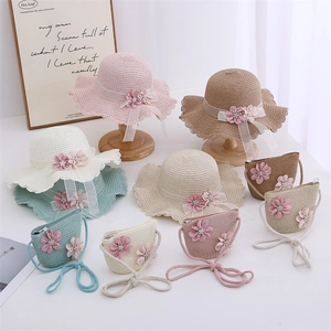 Ensemble chapeau de paille et sac pour enfants avec fleurs 3D et bords ondulés