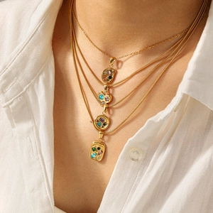 Collier multi-rangs plaqué or 18 carats avec pendentifs pierres colorées sur chemise