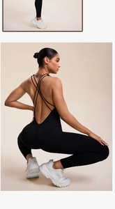 Details der überkreuzten Träger und Rippenstruktur am schwarzen Yoga-Overall