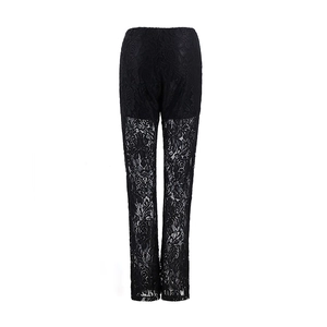 Detailansicht der floralen Spitzentextur und des transparenten Netzes an der schwarzen Hose
