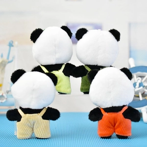 Achteraanzicht van vier schattige panda-pluche sleutelhangers met kleurrijke overalls