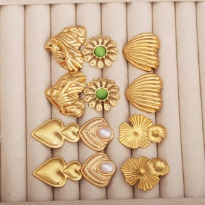 Set de boucles d'oreilles vintage dorées avec cœur, perle chatoyante et gemme verte