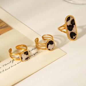 Details von goldenen Ringen mit Leopardenmuster in ovalen, runden und quadratischen Formen