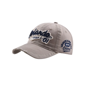 Nahaufnahme der khakifarbenen Baseballkappe mit 3D-Stickerei und abgenutztem Schirm