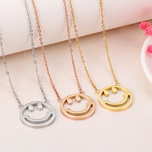 Trois colliers avec pendentifs smiley en finitions argent, or rose et or brillant