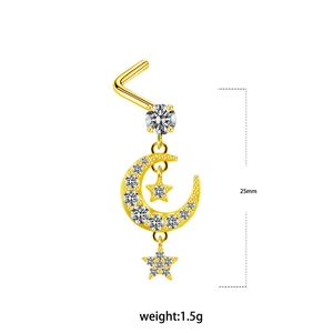 Détail d'un piercing nez doré 25mm avec pendentifs lune et étoile sertis de zircons