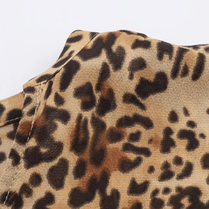 Dettaglio del tessuto in chiffon leopardato che mostra cuciture e trama fine