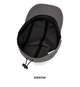 Vista interna del cappello da campeggio grigio con fodera in rete traspirante