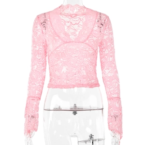 Dettaglio del crop top in pizzo rosa a maniche lunghe con scollo a V profondo e vestibilità