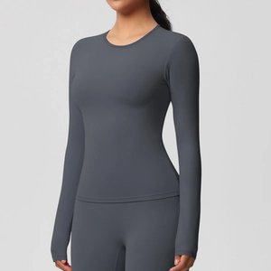 Détail d'un ensemble de fitness gris foncé à manches longues en tissu de compression élastique