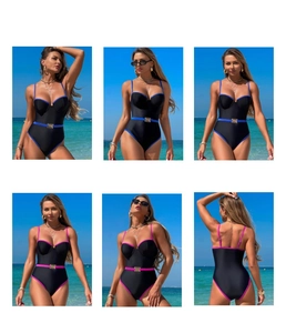 Détail d'un maillot de bain noir avec liseré contrasté et ceinture à boucle métallique
