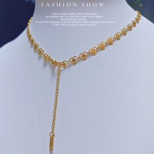 Collana a maglie a cuore dorata in acciaio inossidabile con texture a raggi e catenina