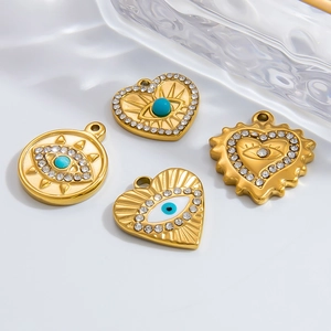 Χρυσά μενταγιόν Evil Eye από ανοξείδωτο ατσάλι σε σχήμα καρδιάς με μπλε πέτρες
