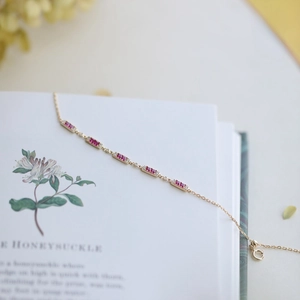 Elegante bracciale in argento S925 dorato con gemme rosse rettangolari e cristalli