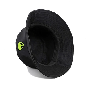 Vue détaillée du chapeau bob noir avec broderie alien verte et coutures précises