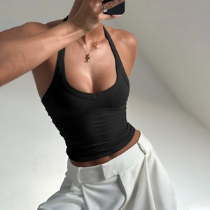 Détail du crop top dos nu en maille côtelée noire montrant la coupe ajustée et le col U