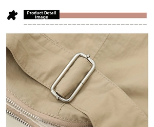 Dettaglio della fibbia regolabile e della cerniera sulla borsa in nylon kaki