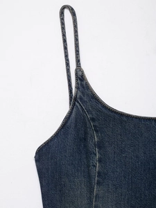 Nahaufnahme der dünnen Träger und des Ausschnitts vom gewaschenen Denim-Midikleid