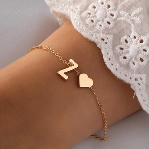 Bracelet élégant en or avec pendentif cœur et lettre Z porté sur dentelle