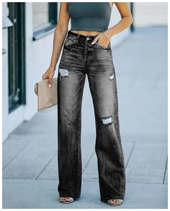 Detail von hoch taillierten Distressed-Jeans mit weitem Bein in Anthrazit und Rissen am Knie
