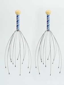 Detail van blauwe hoofdhuidmassager met metalen elastische klauwen en zwarte tips