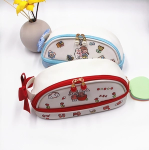 Détail d'une grande trousse mignonne avec double fermeture éclair et motifs cartoon