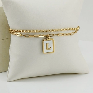 Pulsera de doble capa de acero inoxidable dorado con cadena de clip y colgante de letra L