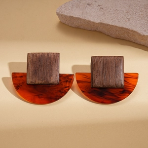 Geometrische quadratische Holz- und Bernsteinharz-Ohrstecker mit Vintage-Schildpattmuster