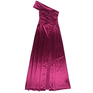 Détail de la robe en satin rose fuchsia avec fente haute et texture de tissu soyeux