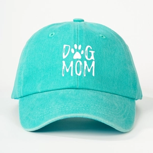 Détail d'une casquette turquoise en coton avec broderie blanche DOG MOM et patte