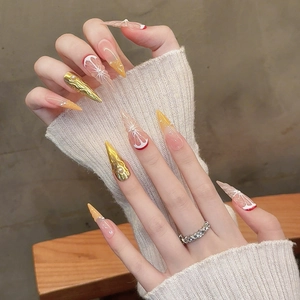 Handgefertigte Stiletto-Kunstnägel mit 3D-Orangenmustern, Goldrelief und Perlen